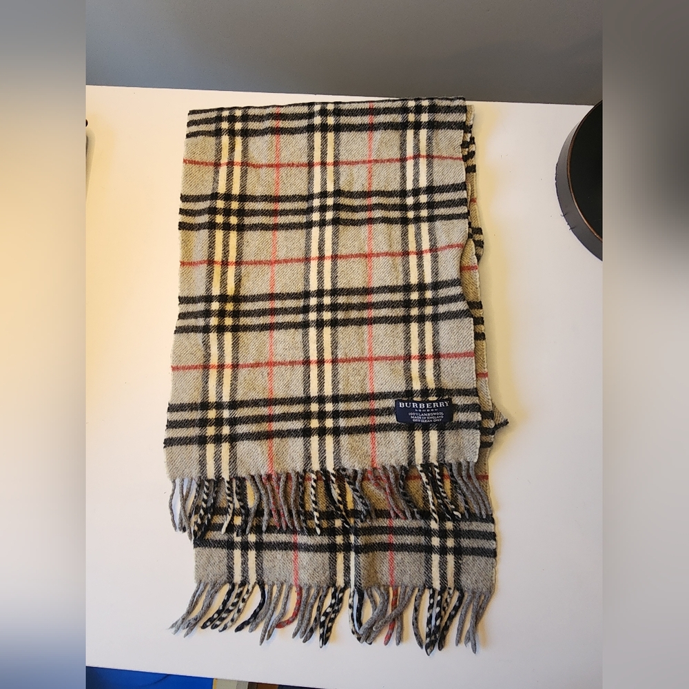 Burberry authentic scarf fine pure Lambswool fabric London